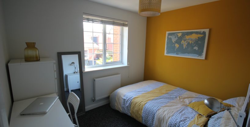 Modern, well furnished room, near Hospital – North Colchester