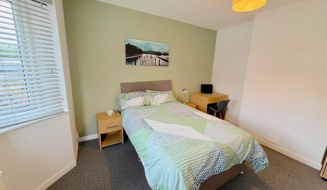 R4 - bed, bedside, desk (light on)