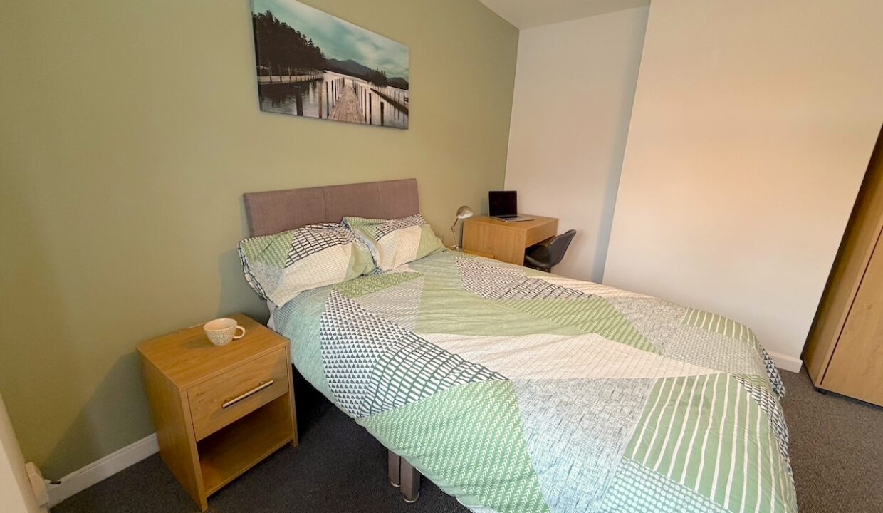 R4 - bedside, bed (close)