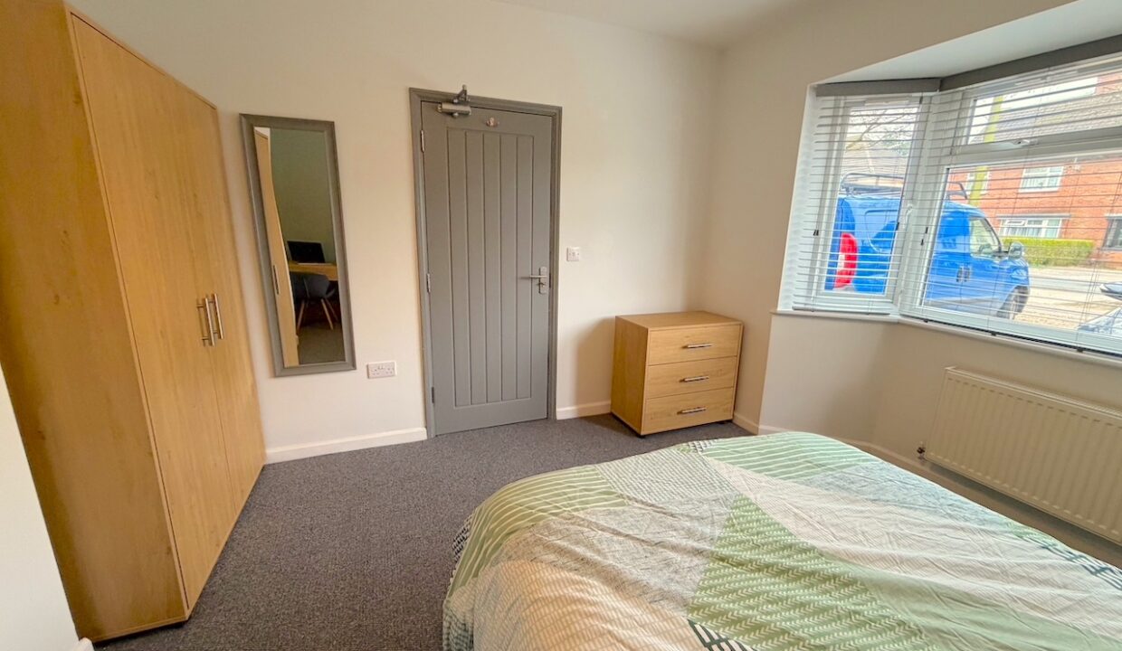R4 - wardrobe, window