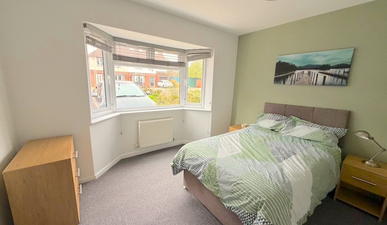R4 - window, chest, bed (blind up)