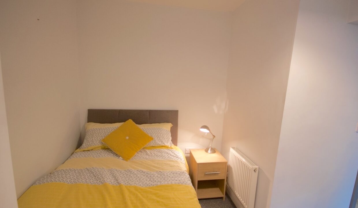 R5 - bed & bedside 2