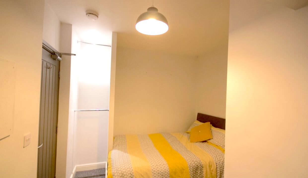 R5 - bed & wardrobe 1
