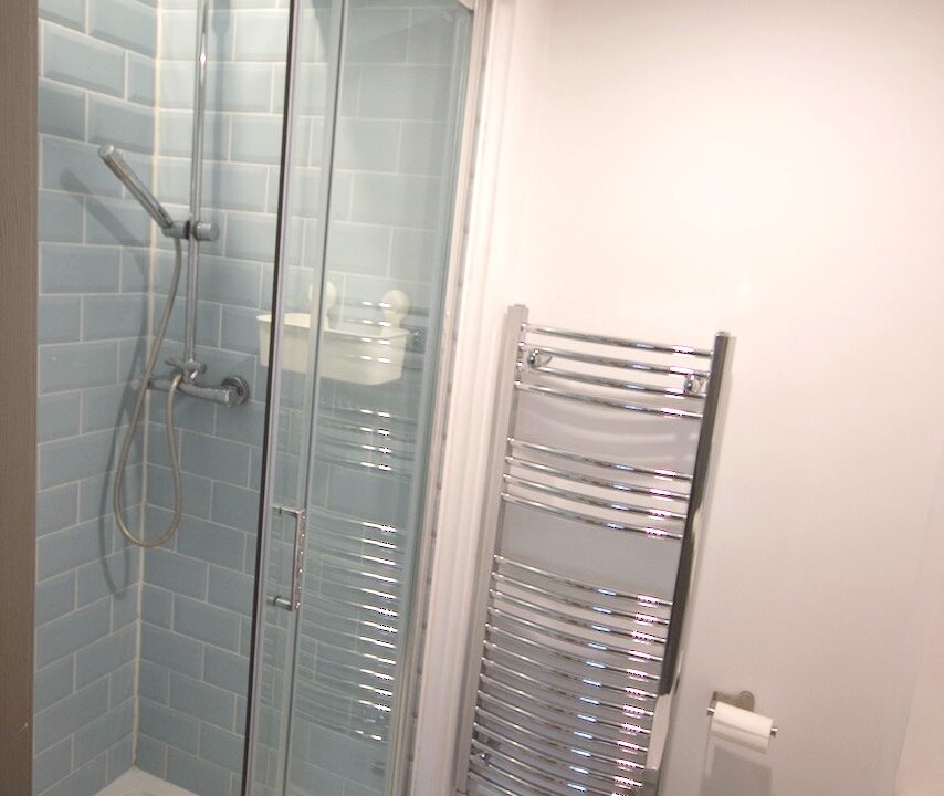R5 - shower, toilet