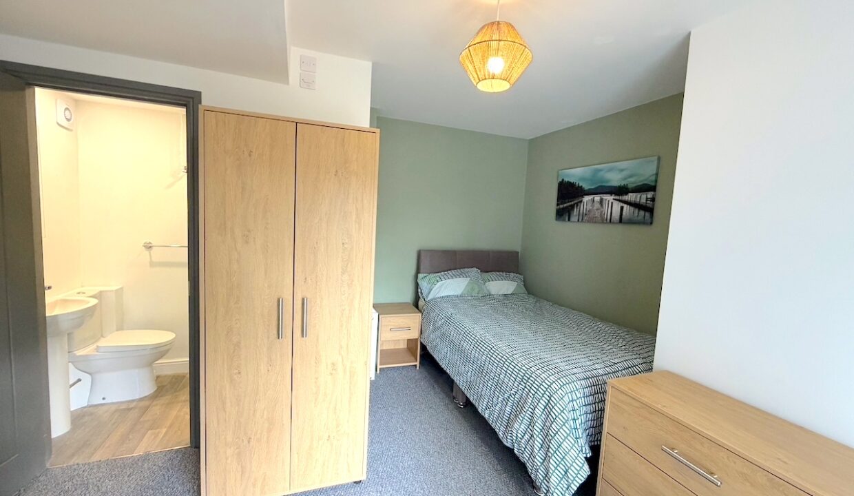 R6 - bed, wardrobe, chest, ensuite 1