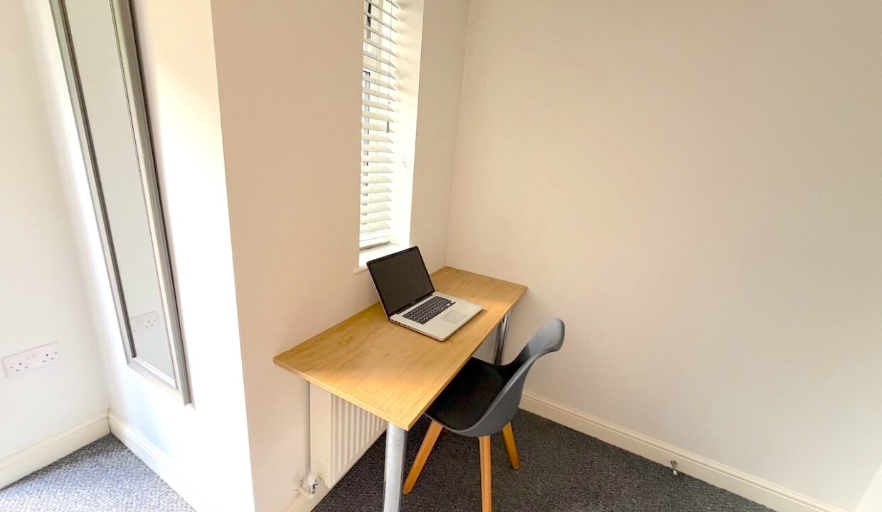 R6 - desk area 1