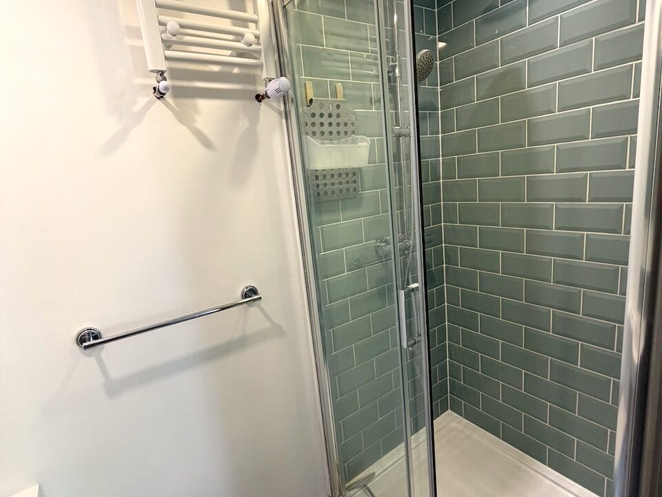 R6 - ensuite shower, towel rad 1